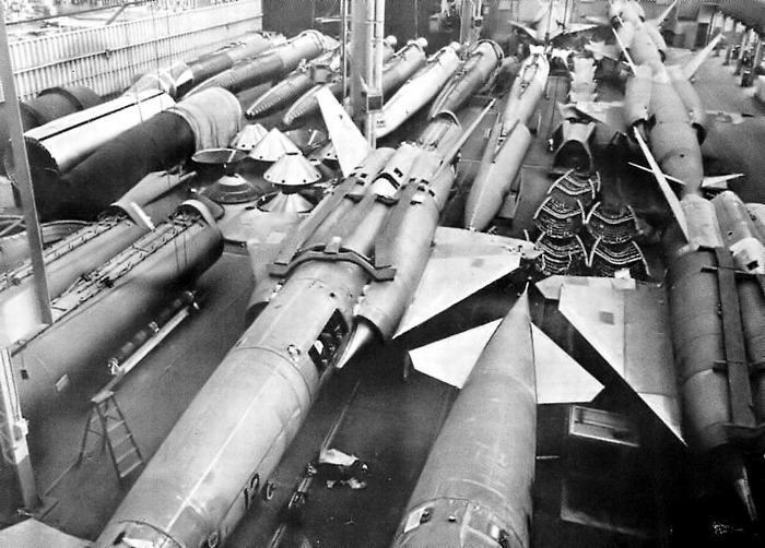 Les G-26 restant après l'annulation du programme. On aperçoit en haut à gauche des boosters de G-38 