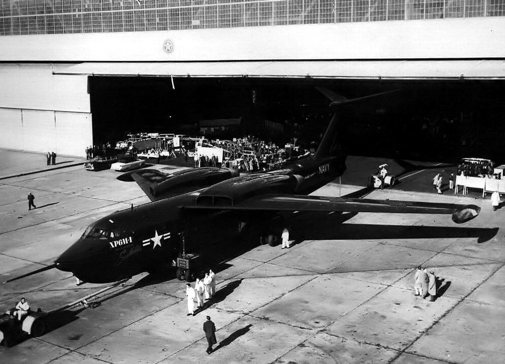 Sortie d'usine du XP6M-1 n°138821, le tout premier seamaster, notez les fuseaux moteurs montés dans l'axe de vol