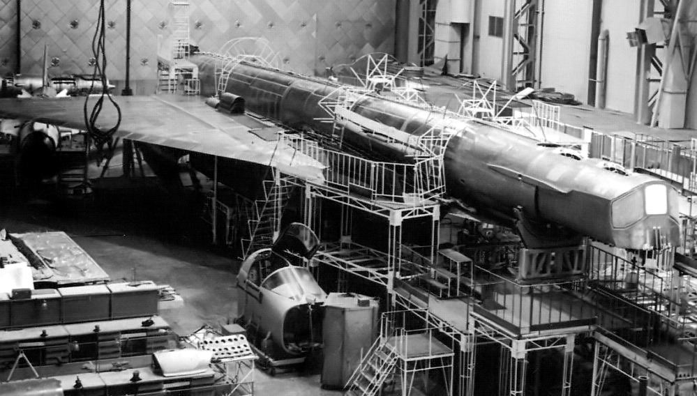 Su T-4 "101" en construction 