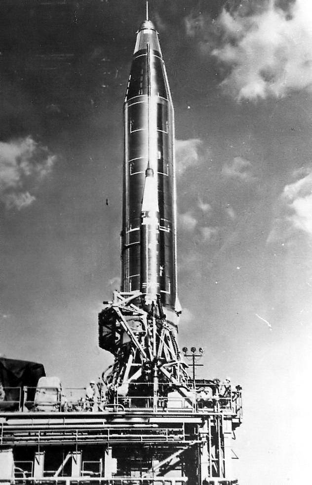 Un missile Atlas A sur son pas de tir de Cap Canaveral