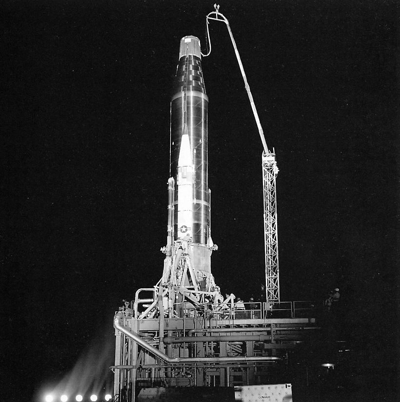 Le missile Atlas B (9B) sur son pas de tir